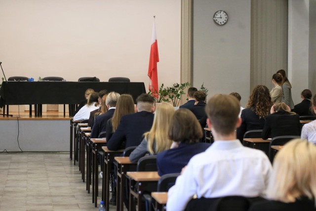 Poprawne odpowiedzi do matury z polskiego. Będą one dodawane na bieżąco, dlatego prosimy o częstsze odświeżanie strony.Sprawdź na kolejnych slajdach --->> 