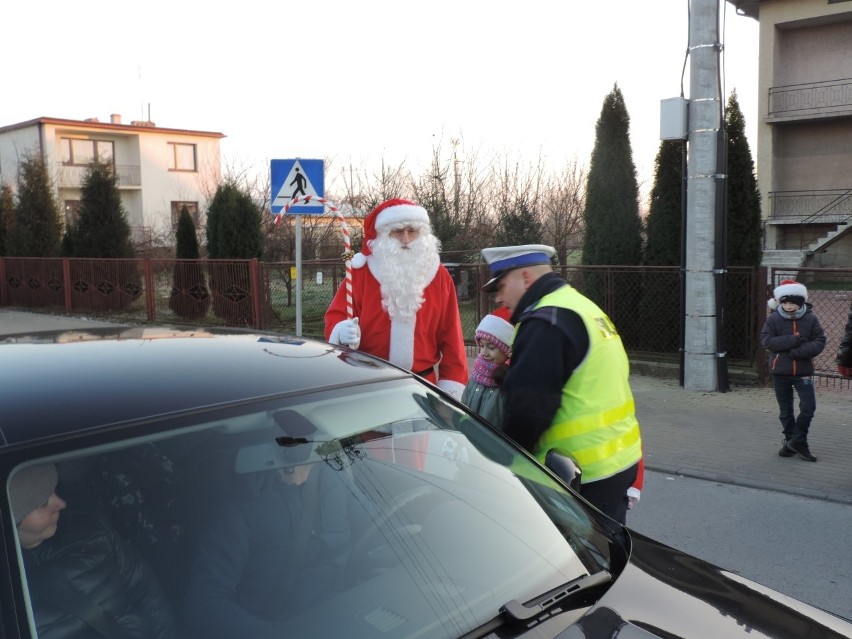 Mikołajkowa akcja policji i uczniów sandomierskiej "trójki". Rózgi i słodkie Mikołaje dla kierowców (ZDJĘCIA)