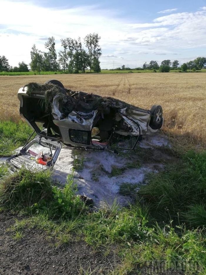 Trzy osoby ranne w wypadku pod Dąbrową. Sprawca odjechał z miejsca