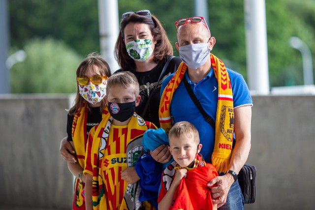 Korona Kielce przegrała z Rakowem Częstochowa 0:1. Był to pierwszy mecz na Suzuki Arenie z udziałem kibiców w czasie epidemii koronawirusa. Liczba fanów była jednak ograniczona z powodu obostrzeń.Mamy zdjęcia kibiców z Suzuki Areny. Szukajcie się! Szczegóły na kolejnych slajdach.(dor)