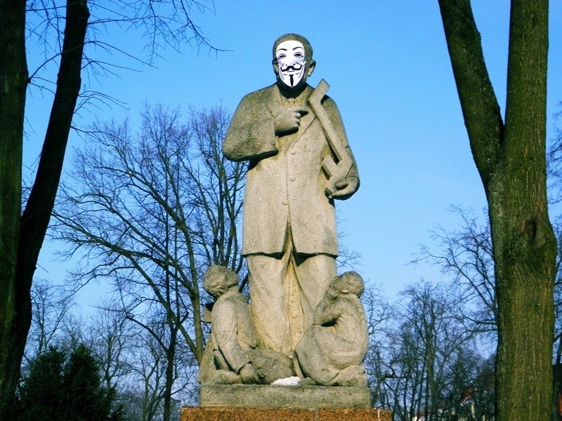 Maska Anonymous na pomniku [FOTO]. Zaczynają się protesty w naszym regionie