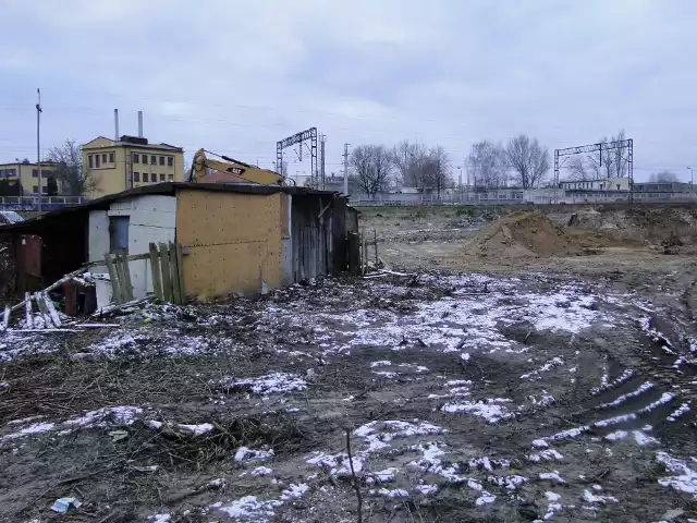 Na radomskich Żakowicach trwa budowa odcinka trasy N-S. Wykonawca inwestycji buduje odcinek z osiedla Południe do centrum miasta. Na miejscu pracują koparki, trzeba było zburzyć domy i przybudówki stojące przy ulicy Żakowickiej.>