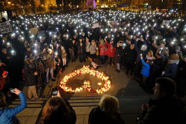 "Znicz dla Izy" na placu Wolności w Poznaniu.Przejdź do kolejnego zdjęcia --->