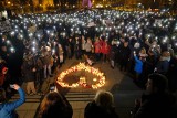 Poznaniacy zapalili znicz dla Izy. Demonstracje w całej Polsce po śmierci 30-letniej kobiety z Pszczyny