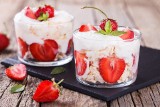 Truskawkowy eton mess z lodami. Zrobisz go w 10 minut z trzech składników. Poznaj przepis na wyśmienity deser z lodami i truskawkami