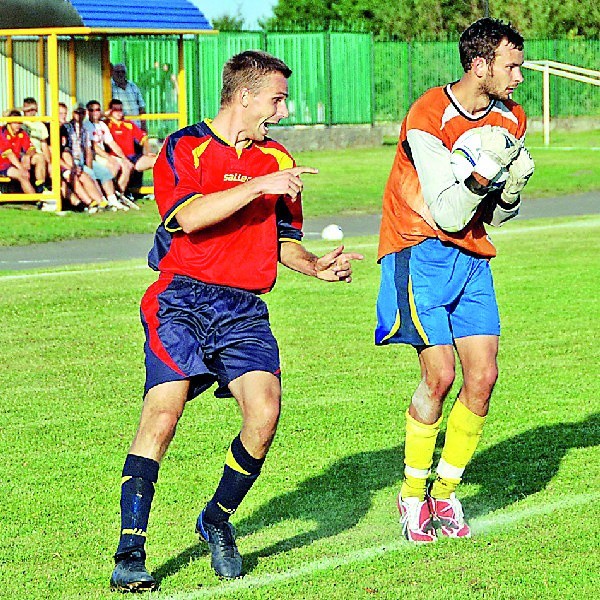 Pierwszy mecz pomiędzy Kamionką a Drwęcą zakończył się remisem 1:1, a na boisku grano twardo, a momentami brutalnie. W konsekwencji w bramce gospodarzy musiał stanąć w końcówce spotkania napastnik Błażej Szafrański (z prawej).