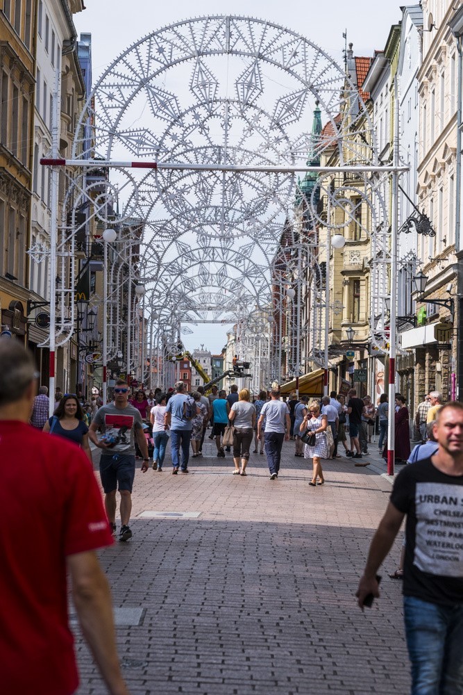 Na ulicy Szerokiej trwa montaż jednej z głównych instalacji...