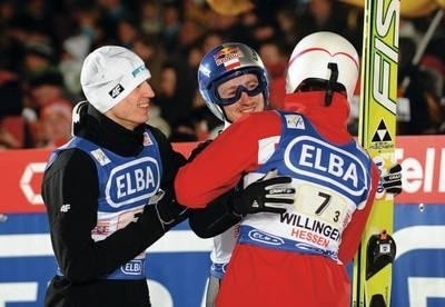 Kamil Stoch, Adam Małysz i Stefan Hula (tyłem) świętują miejsce na podium w Willingen Fot. PAP/EPA/UWE ZUCCHI