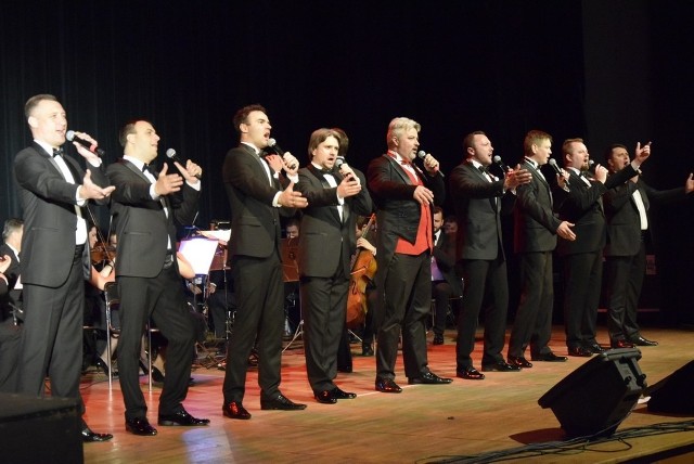 Koncert dziesięciu tenorów, śpiewaków z Polski i Ukrainy zaśpiewało w sobotę 17 listopada w Kinoteatrze Polonez. Artyści wykonywali przeboje operetkowe, musicalowe i estradowe. 10 Tenorów to nazwa projektu, który ma być pomostem pomiędzy kulturami Polski i Ukrainy.