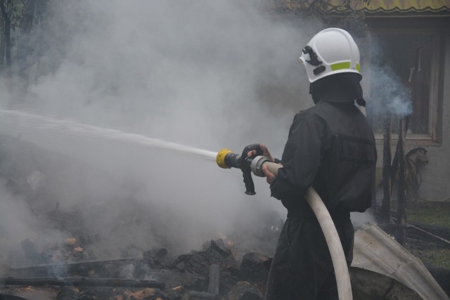 Dziś (16 czerwca) w Radońsku w gminie Sępólno Kr. o godz. 6.30 doszło do pożaru budynku gospodarczego, gdzie przechowywany był opał i sprzęt. Niestety, w pożarze zginęły dwa psy.W akcji brały udział 3 zastępy JRG z Sępólna oraz z OSP Sępólno, Lutowa i Sypniewa. Strażacy gasili ogień 2 godziny. Straty oszacowano wstępnie na 10 tys. zł. Przyczyny pożary nie są znane.