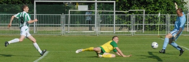 Adrian Burak (z lewej) ostatnio grał na obronie Izolatora.