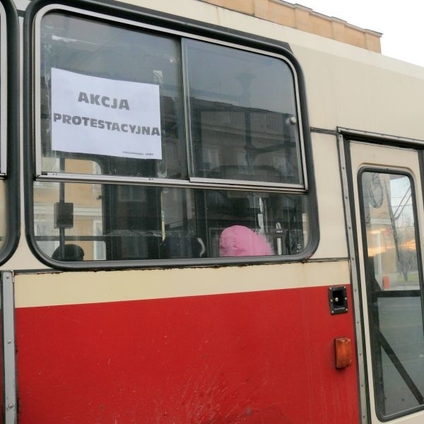 Po mieście jeżdżą autobusy miejskiej plakatami informującymi o akcji protestacyjnej..