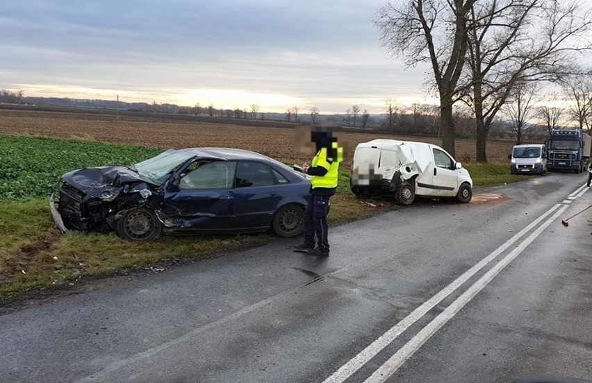 Tragiczny wypadek na drodze Wrocław - Strzelin. Jedna osoba nie żyje, dwie są ranne