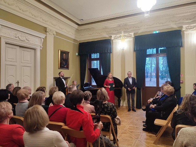 W Pałacu Wielopolskich w Częstocicach odbył się koncert „90 minut dookoła świata”