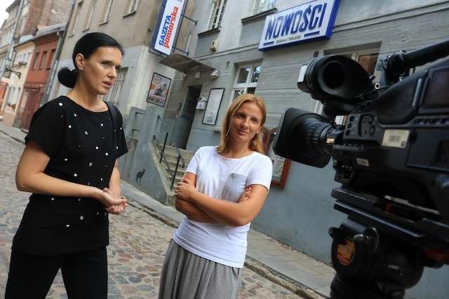 Paulina Bąk, reporterka „Interwencji” Polsatu (po prawej) w trakcie nagrywania materiału przed redakcją „Nowości”. O terminie emisji reportażu, poświęconego oszustwom bankowym, Czytelników uprzedzimy