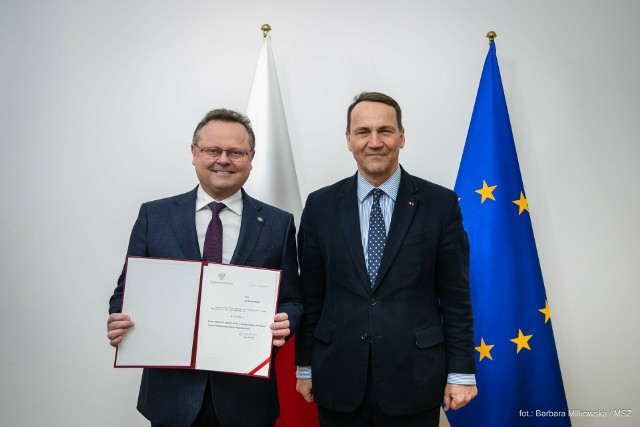 Minister Spraw Zagranicznych Radosław Sikorski w środę 27 grudnia podczas wręczenia nominacji swojemu wiceministrowi Andrzejowi Szejnie. Więcej na kolejnych zdjęciach.