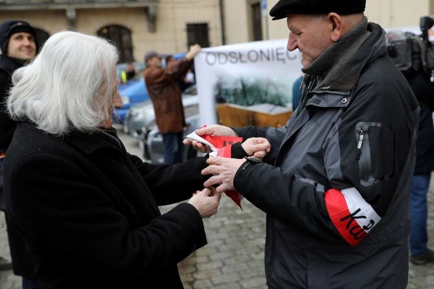 Kraków. Mocny protest środowisk kombatanckich ws. pomnika AK. Chcieli dostać się na salę obrad rady miasta. "Precz z komuną!" [ZDJĘCIA]