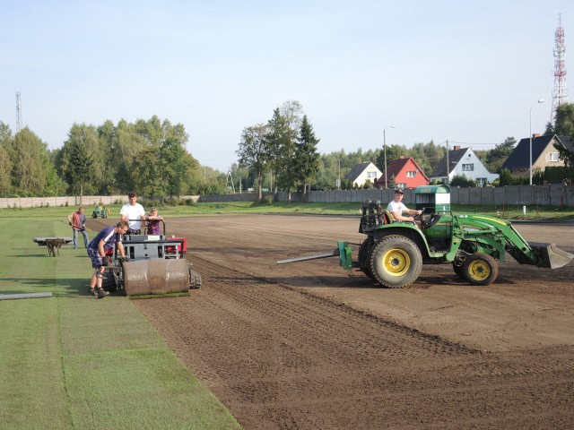 Szybko wymieniają stadionową murawę w Miastku