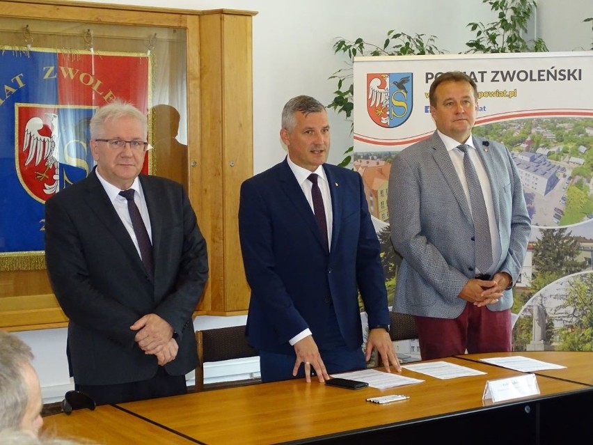 W Zwoleniu umowę podpisali (od lewej): Stefan Bernaciak,...