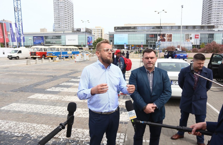 Trwa protest przedsiębiorców w Warszawie. Organizator, Paweł Tanajno, trafił do aresztu. Policja zatrzymała część protestujących [ZDJĘCIA]