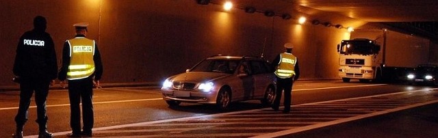 Policjanci,funkcjonariusze izby celnej i inspekcji transportu drogowego tradycyjnie już wykorzystali tunel przy Auchan