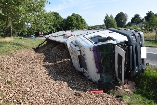 Dzisiaj  rano (13.08.2021) w Dretyniu na drodze krajowej nr 21 wywróciła się na ciężarówka z ładunkiem (zrębki). Auto wpadło do rowu.