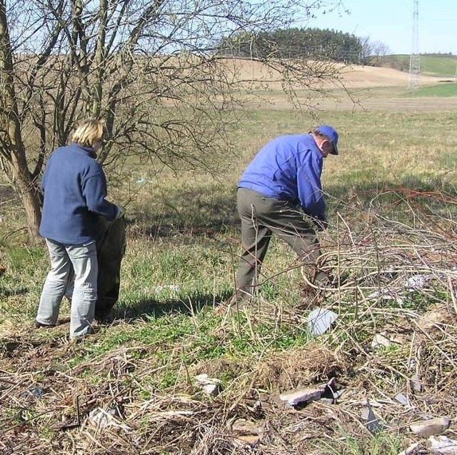 Pracownicy interwencyjni na bieżąco sprzątają tereny wokół miasta. 