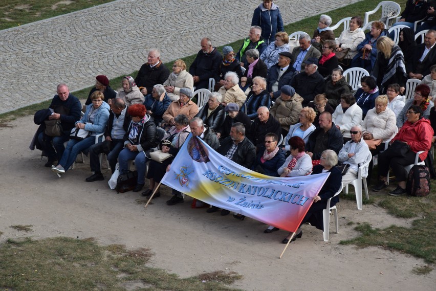 XXXIV Pielgrzymka Rodzin i Małżeństw na Jasną Górę. Biskup Śmigiel: "Boleśnie dotykają nas i zawstydzają wewnętrzne grzechy ludzi Kościoła"