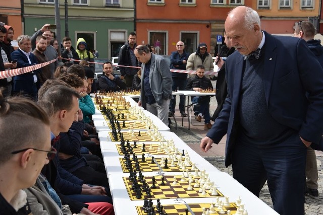 Janusz Korwin-Mikke na turnieju szachowym na placu Solnym we Wrocławiu