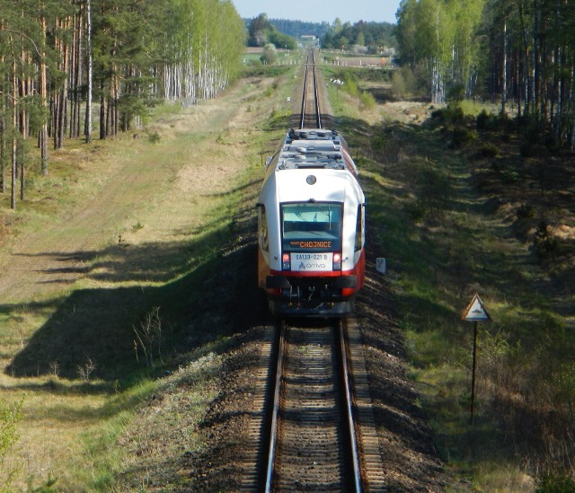 Jednotorowa linia kolejowa nr 201 pełni na razie funkcję dojazdową dla mieszkańców i turystów. W przyszłości ma to być linia dwutorowa, a pociągi jadące z Bydgoszczy do Gdyni zdecydowanie przyspieszą