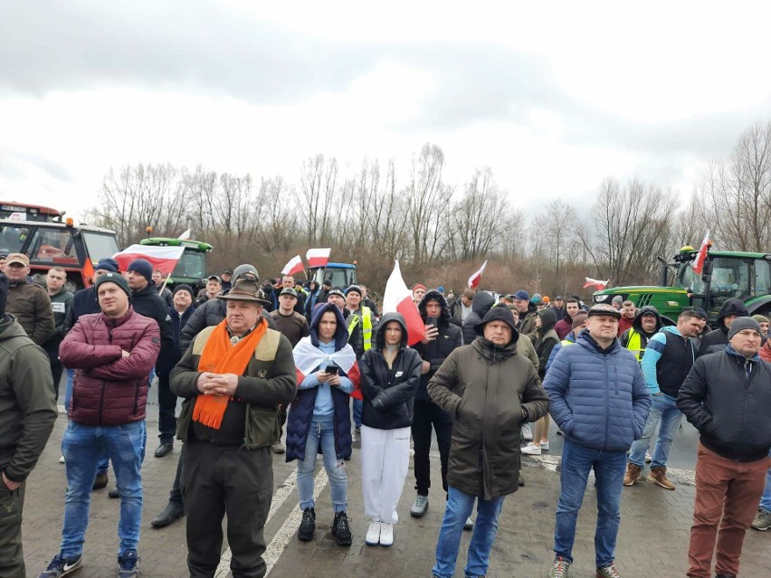 Protest rolników w Radomiu. Na ulicach setki ciągników i maszyn rolniczych, były utrudnienia w ruchu samochodów