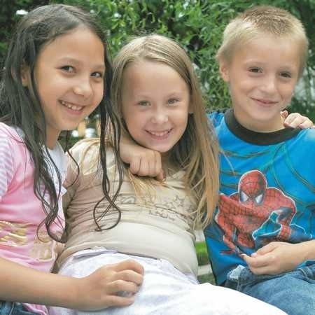 Milenasurma, Marzena Sierżant i Kacper Król. Dziewczyny mają po dziewięć lat, Kacper - osiem. Dzieciaki spędzają pierwszy miesiąc wakacji na półkolonii w mieście.