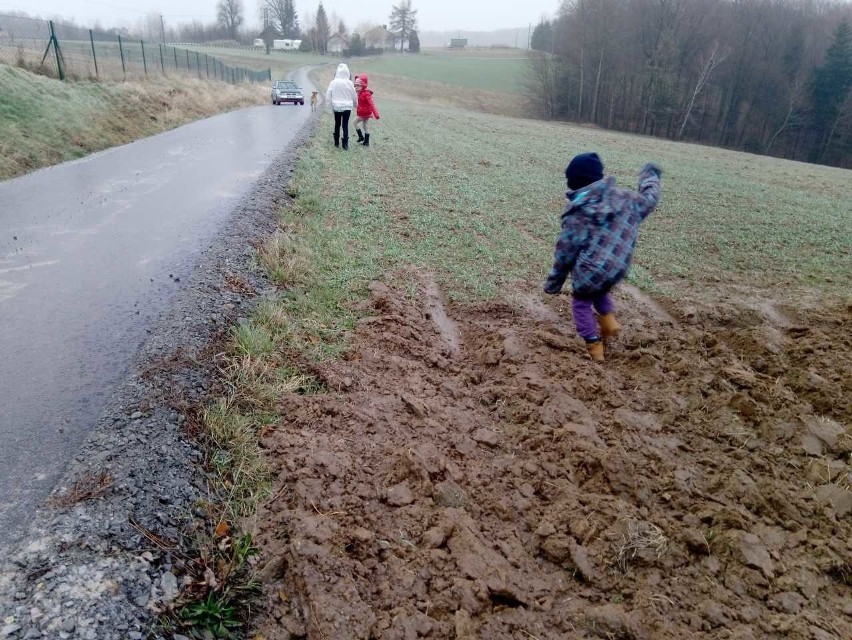 Tak wyglądała w piątek droga w Woli Zgłobieńskiej.