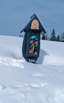 Ponad śnieg wystaje tylko daszek kapliczki przy zielonym szlaku na Turbacz Fot. Agnieszka Szymaszek