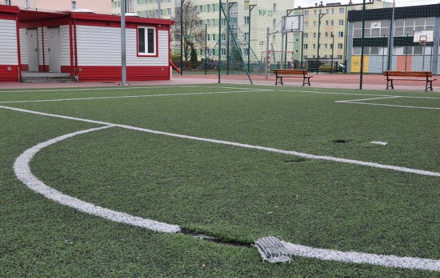 Amatorom piłki nożnej przeszkadzają dziury w murawie popularnego orlika. Zarządca spróbuje naprawić nawierzchnię