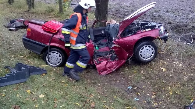 Do wypadku doszło w środę niedaleko miejscowości Lipina w pow. lubaczowskim. Ze wstępnych ustaleń policjantów wynika, że kierowca BMW na łuku drogi stracił panowanie nad pojazdem i uderzył w drzewo.