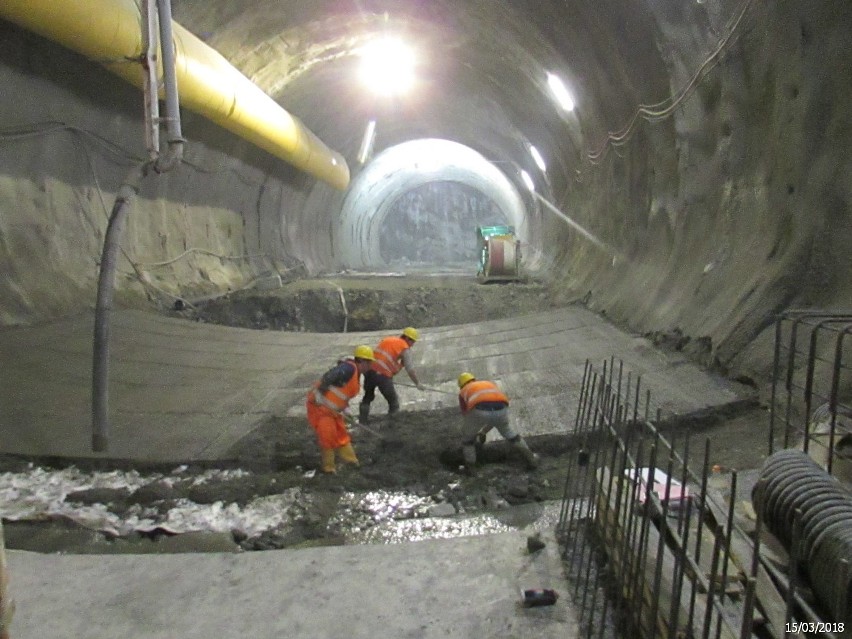 Tunel na Zakopiance nawet w zimie prezentuje się imponująco....