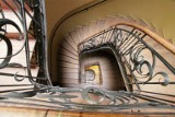Niezwykłe klatki schodowe w Krakowie. Są długie, zakręcone i zachwycają swoim pięknem. Tu schody pną się i hipnotyzują