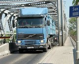 TIR-y mają problem z przejechaniem przez most na Sanie w Jarosławiu