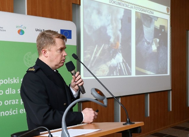 Wojciech Bafia, zastępca komendanta Straży Miejskiej w Kielcach prezentował dwa sposoby rozpalania ognia w piecach na paliwa stałe, objaśniając ich zalety i wady.