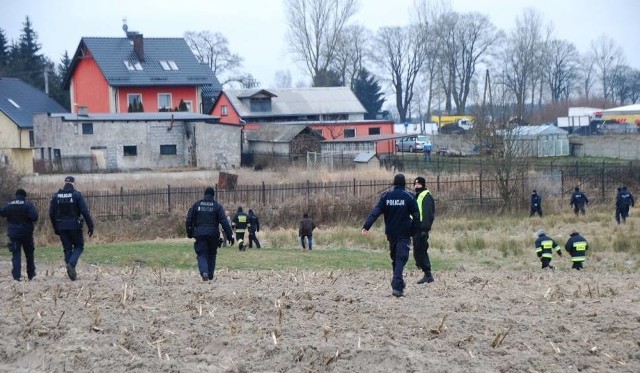 W poszukiwania zaangażowano policjantów nie tylko z powiatu chojnickiego, ale też oddziały prewencji z Gdańska i Sopotu. Siedemnastolatka poszukiwali również strażacy.