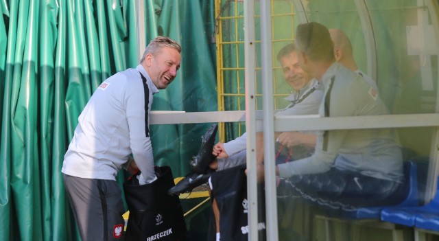 W piątek o godzinie 11 na stadionie GKS-u Katowice rozpoczął się trening reprezentacji Polski po meczu z Portugalią w Lidze Narodów. W zajęciach brało udział 15 zawodników. Reszta została w hotelu Monopol w Katowicach.