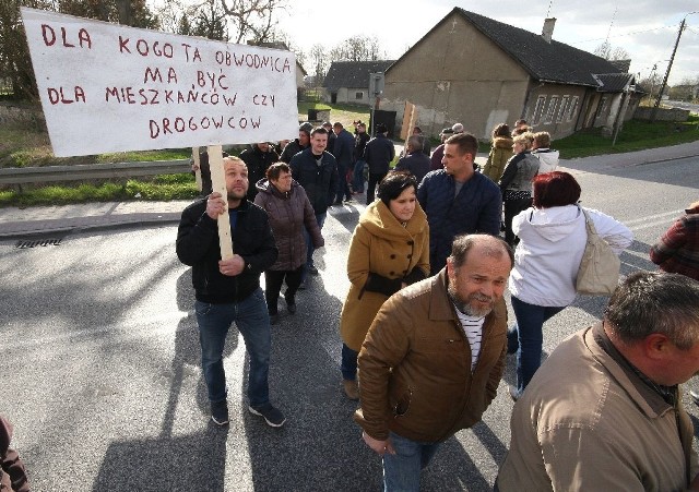 Pędzące tiry nie dają nam normalnie żyć - mówili mieszkańcy Brzezin i Radkowic w 2014 roku. Aby ograniczyć ruch wielkich maszyn wielokrotnie protestowali.