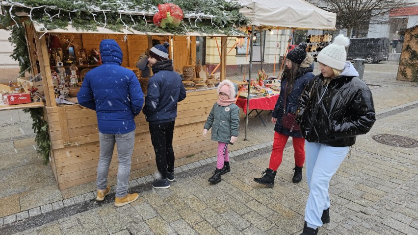 Jarmark Bożonarodzeniowy w Kielcach dobiega końca. Jeszcze w sobotę kielczanie kupowali upominki na kiermaszu