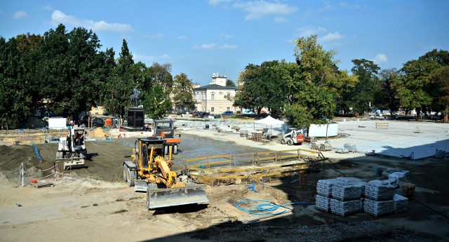 Przebudowa placu Litewskiego ma potrwać do końca kwietnia przyszłego roku. A ratusz już ujawnia, że później pozwoli rowerzystom jeździć bez ograniczeń po reprezentacyjnym placu miasta