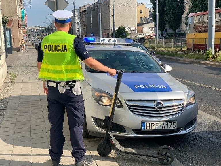 Nastolatki na hulajnodze zderzyły się z samochodem. Dziewczynka trafiła do szpitala