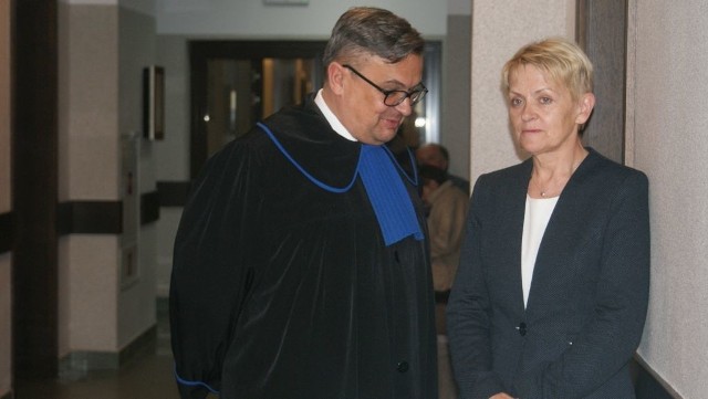Burmistrz Jolanta Fierek ze swoim mecenasem Władysławem Rzepczyńskim podczas ostatniej rozprawy w Człuchowie.