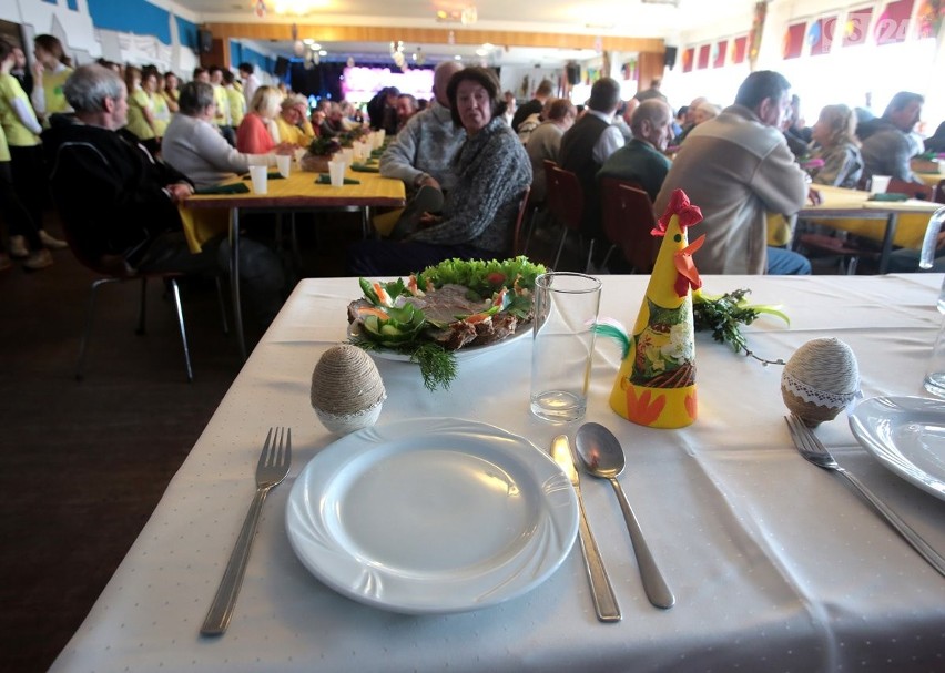 Wielkanocne śniadanie w Słowianinie. Z pomocy skorzystało 400 bezdomnych i samotnych