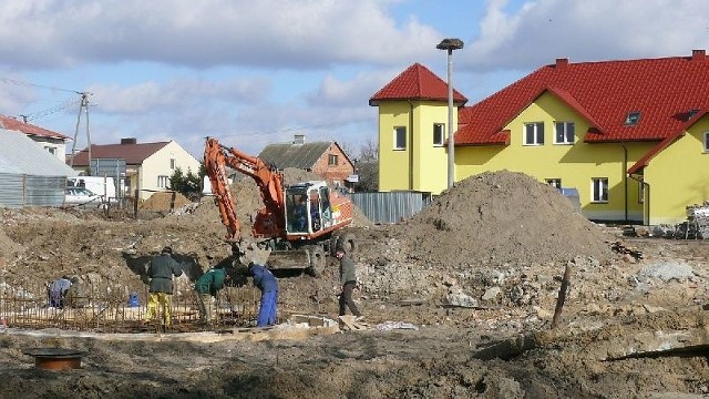 Ekipy budowlane pracują nad pierwszym etapem przebudowy rynku. Finał w czerwcu.