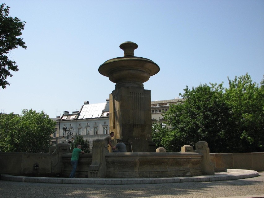 Wroclaw: Rozpoczął się remont fontanny na placu Jana Pawła II (ZDJĘCIA)